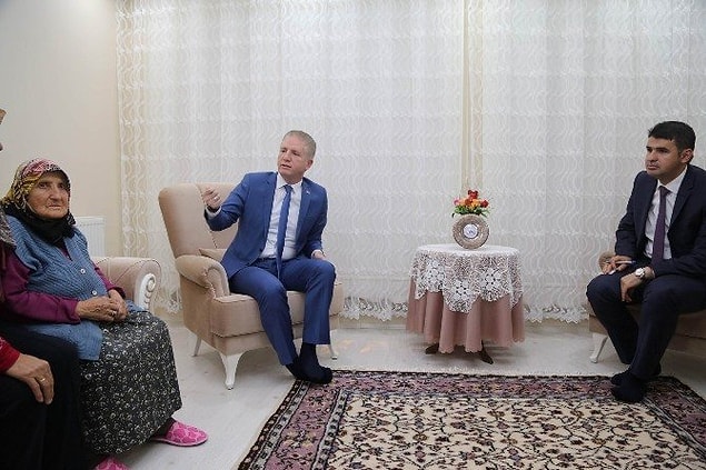 Fakat yetmez elbette! Telafi etmek değil, adaletin sağlanması da lazım... Vali Davut Gül, bu mağduriyete sebep olan firma hakkında gerekli işlemlerin yapılacağının da sözünü verdi.