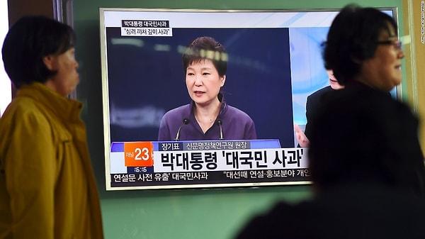 Protestocular tarafından istifası istenen Park, Choi skandalı nedeniyle televizyona çıkarak Güney Kore halkından özür dilemişti