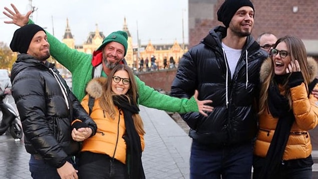 9. Konser için Hollanda'ya giden Murat Boz'a sevgilisi Aslı Enver ve abisi eşlik etti, çift çektikleri eğlenceli fotoğrafları Instagram hesaplarından takipçileri ile paylaştı.