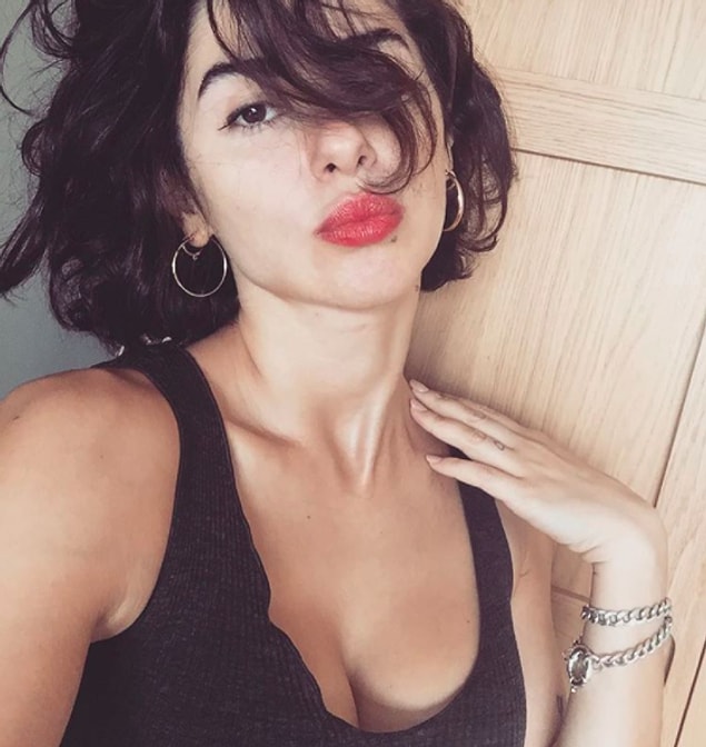 17. Nesrin Cavadzade paylaştığı fotoğrafın altına oldukça iddialı bir not düştü: "En güzel olmayı da, en çirkin olmayı da kimselere bırakmıyorum."