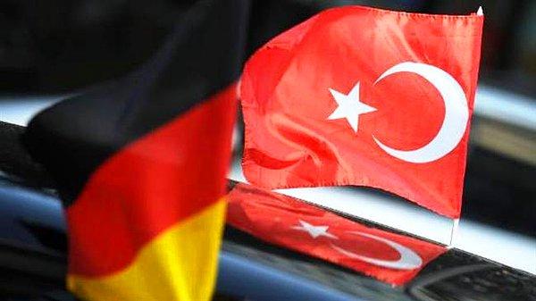 Alman hükümetinin, Türkiye ile gerilimi düşürme, görüş ayrılıklarını kapalı kapılar ardında görüşmeler yoluyla aşma çabası devam ederken, iki ülkenin önünde zor dosyalar bulunuyor...