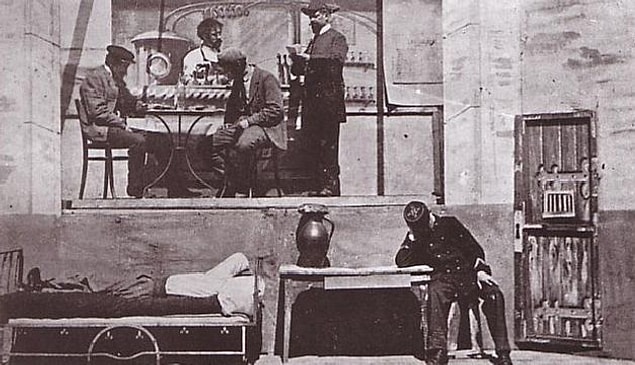 7. Histoire d'un Crime deploys the first flashback in the history of film. (1901)