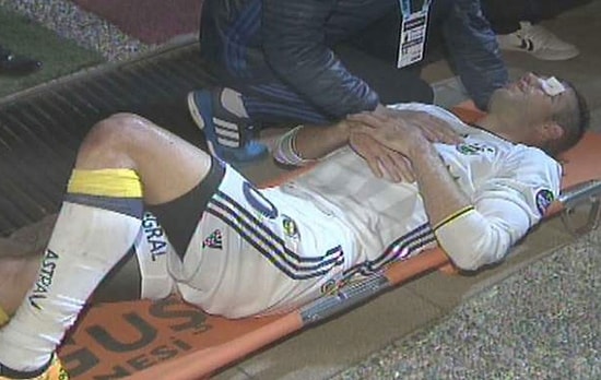 Göz Kapağı Yırtılan Robin van Persie 15 Dakika Ambulans Bekledi!