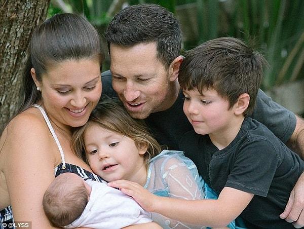 Shannon'un eşi Andrew ve iki çocukları da annelerinin bebeği ile çok mutlu görünüyor.