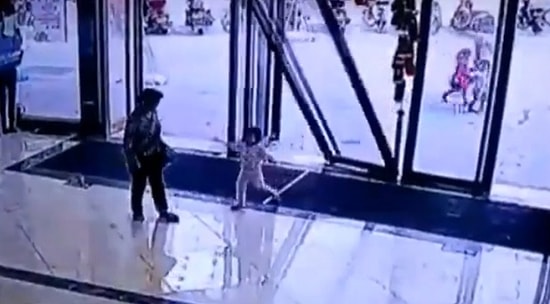 Onlarca Kiloluk Kapının Altında Kalan Talihsiz Ufaklık