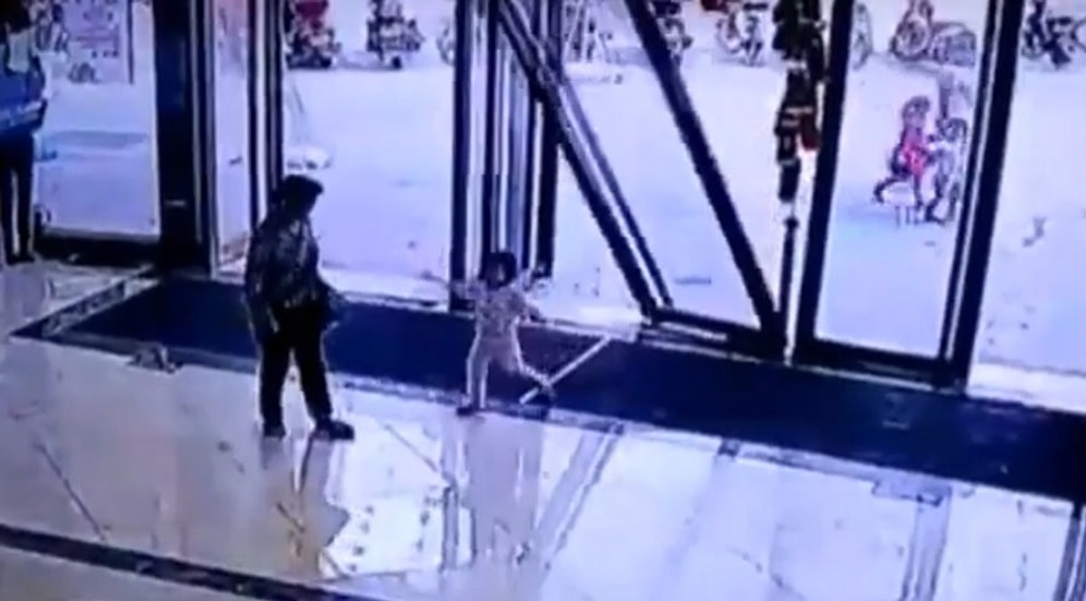 Onlarca Kiloluk Kapının Altında Kalan Talihsiz Ufaklık