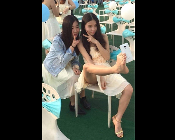 1. Нет селфи-палки? Не беда, есть же ноги! 😃