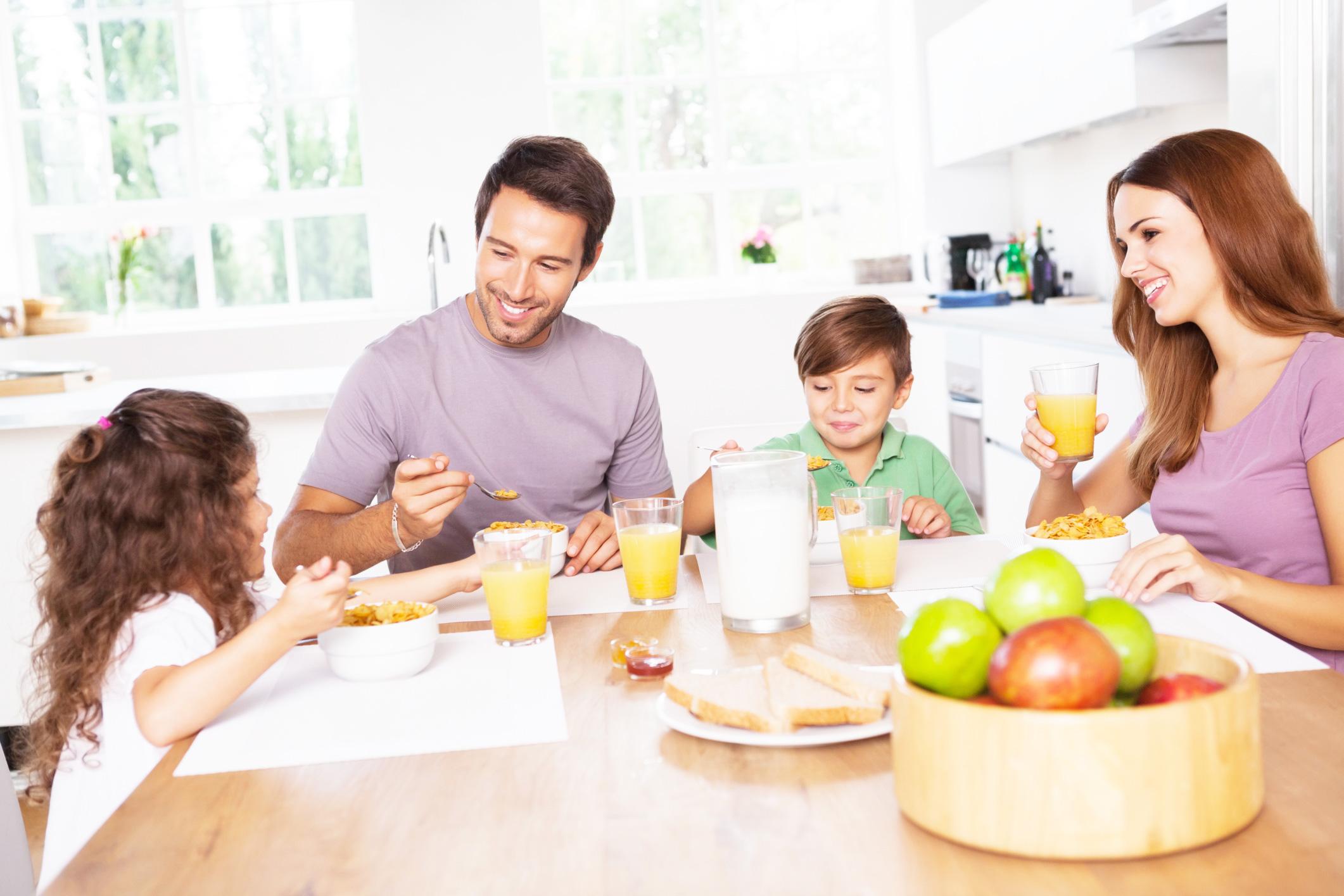 Почему дети любили ужинать со взрослыми. Семейный завтрак. Семья завтракает. Семья завтракает за столом. Счастливая семья завтрак.