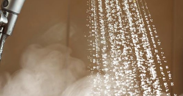 6. Принимайте душ по утрам