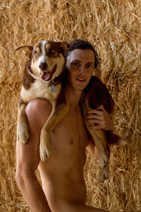 5. Этот сексуальный полуголый ветеринар с псом на плечах должен вас убедить!