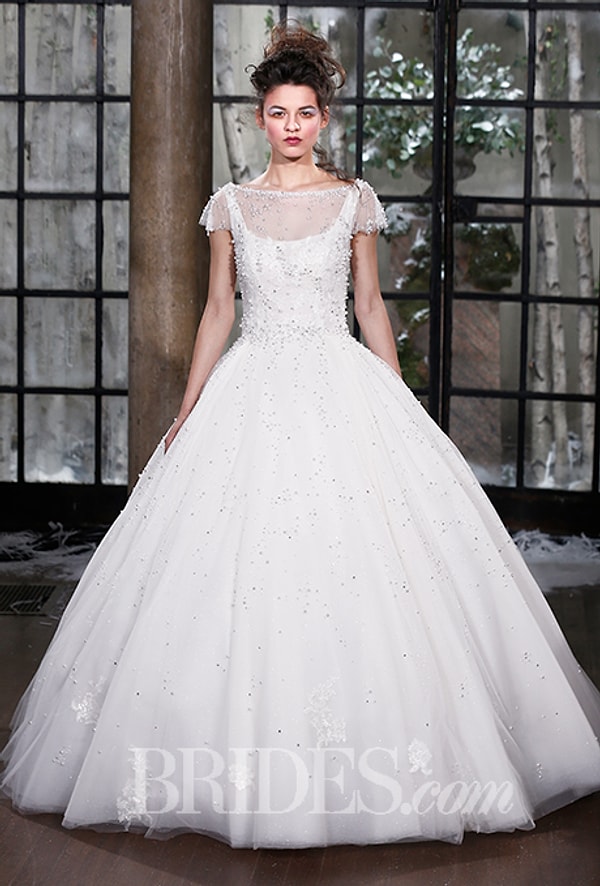 13. Платье, расшитое блестками в сочетании с красными розами - что может быть лучше?