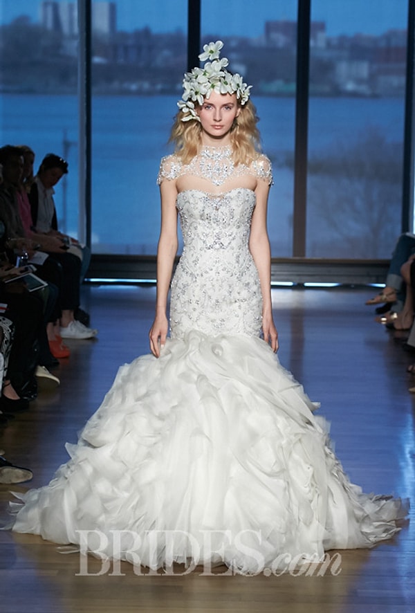 16. Это необычное платье также из их числа