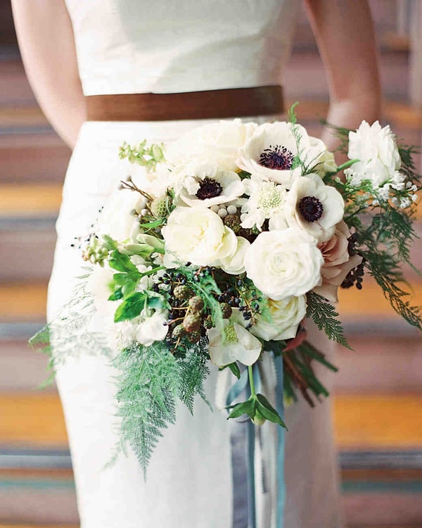 7. Платье, сочетающее в себе имитацию перьев и греческий покрой будет отлично смотреться с букетом анемонов