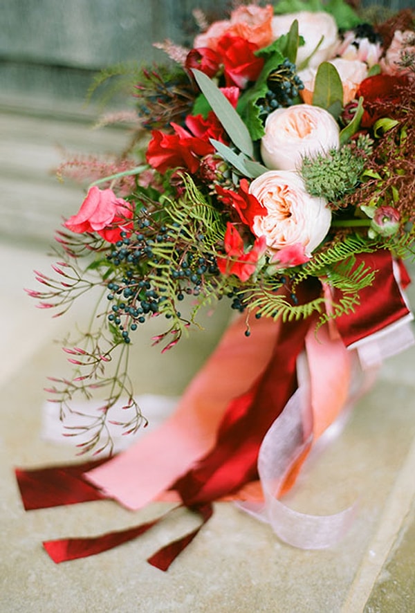 10. А вот к платью в стиле Скарлет О'Хара можно подобрать букет поярче