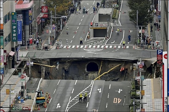 Пятиполосная дорога в Японии провалилась под землю