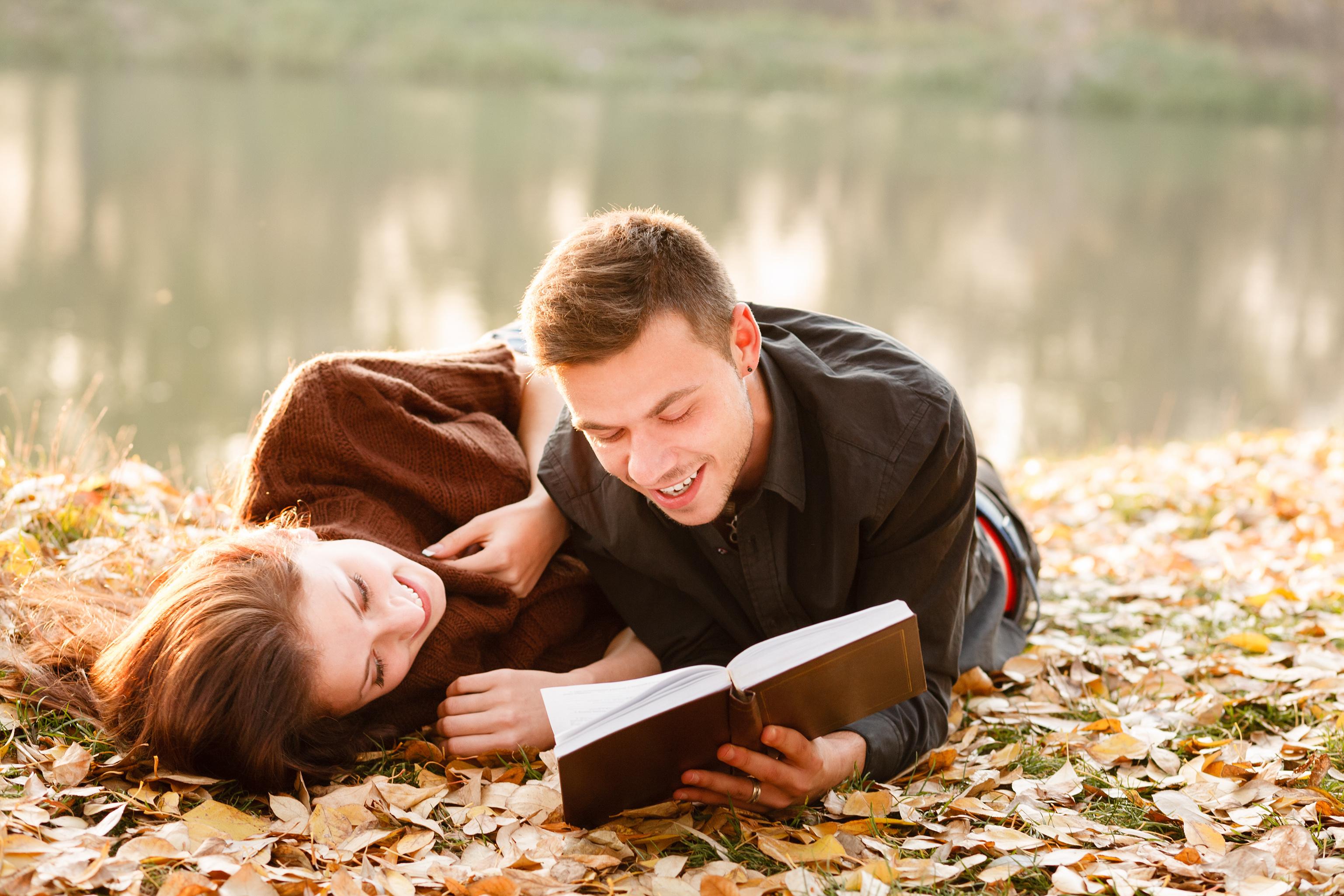 Интерес мужчины отношения. Фотосессия с книгой на природе. Счастливые влюбленные. Девушка с книгой на природе. Пара с книгой.