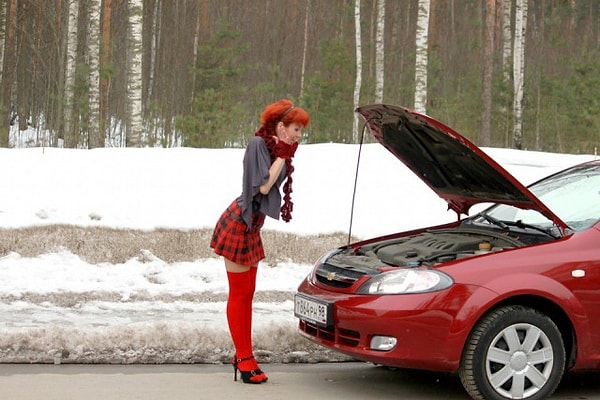 4. Просто фотография девушки, у которой сломалась машина