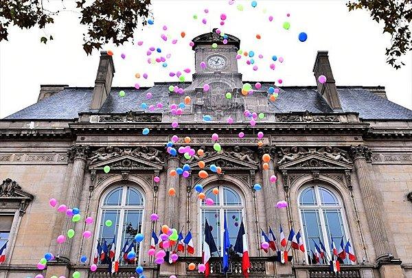 Paris'in 11. Belediyesi önünde saldırılarda hayatını kaybedenler anısına balonlar havaya bırakıldı.