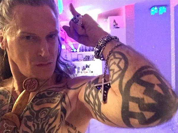 12. Напомним, что Марина Анисина и Сергей Жорин всерьез обеспокоены душевным здоровьем артиста, и это стало одной из причин развода фигуристки с Джигурдой.