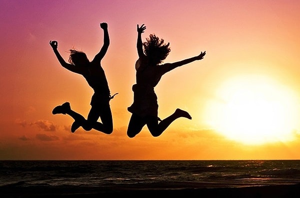 4. Шоколад содержит триптофан, с помощью которого вырабатывается серотонин (гормон радости) и мелатонин (гормон сна)