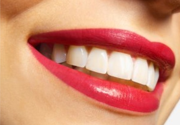 13. Как ни странно, какао-масло, содержащееся в шоколаде, способно уберечь зубы от кариеса, покрывая их специальной пленкой