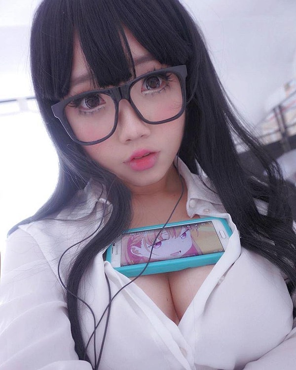 5. Тогда встречайте! Новый, пришедший к нам из Японии, тренд "удержать на груди телефон"!