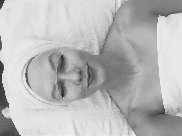 10. Karlie Kloss tüm o mükemmelliği ve suratındaki jelatiniyle, çalıştırılmayı bekleyen yüksek teknoloji ürünü bir robot gibi.