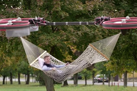 Hayallerimizi Gerçekleştirmekle Meşgul Olan Yaratıcı Adam Uçan Hamak Yaptı