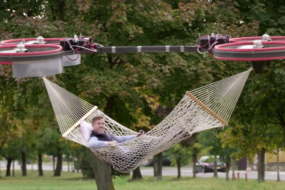 Hayallerimizi Gerçekleştirmekle Meşgul Olan Yaratıcı Adam Uçan Hamak Yaptı