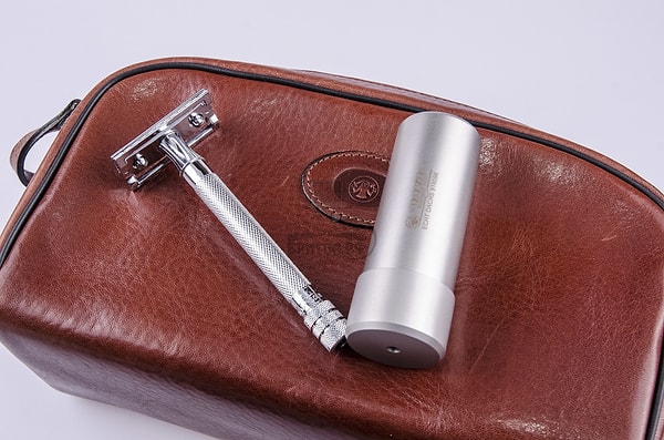 7. Хромированный набор для бритья