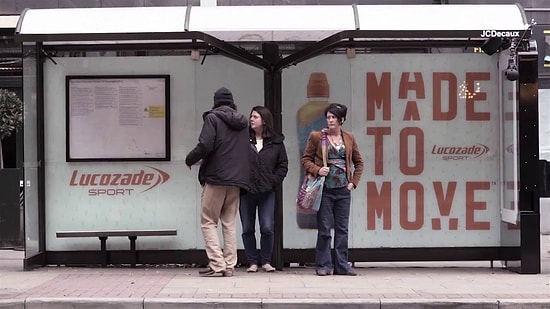 Когда автобусная остановка так и призывает вас заняться спортом!