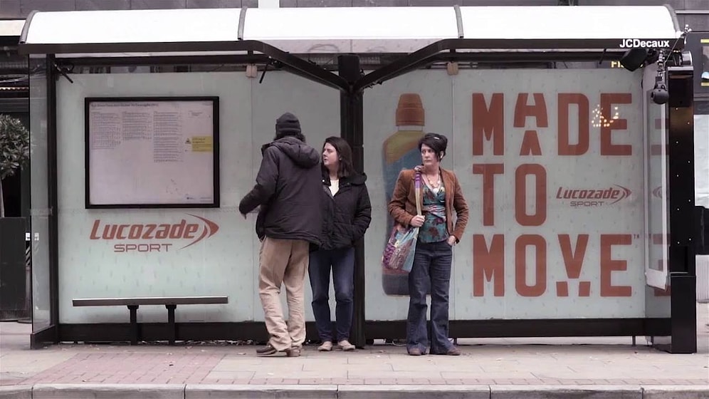 Когда автобусная остановка так и призывает вас заняться спортом!