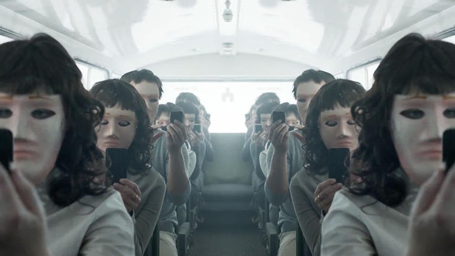 Biliyorduk Black Mirror Bolumlerinin Ayni Evrende Gectiginin