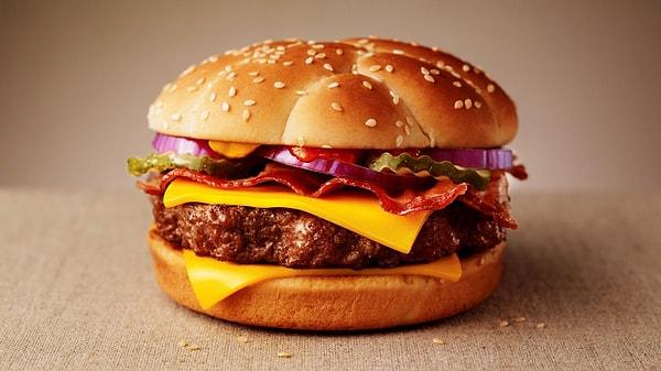 6. McDonald's günün her saniyesinde 75 hamburger satıyor. Bu günde yaklaşık 6,5 milyon, yılda 2,5 milyar ediyor.