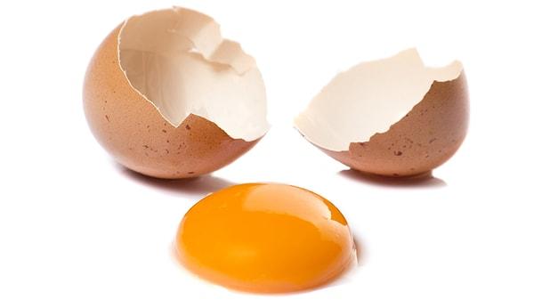 21. Yumurta sarısı, doğal olarak D Vitamini içeren birkaç gıdadan biridir.