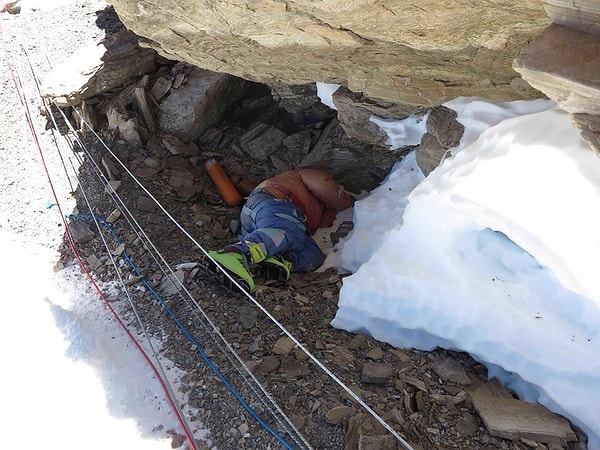 Frozen Human Bodies On Everest Are Used 