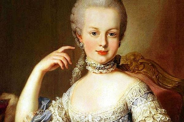 14. Marie Antoinette’in son sözleri “Üzgünüm efendim. İstemeden oldu.” olmuştu. Çünkü giyotine yürürken celladının ayağına basmıştı.