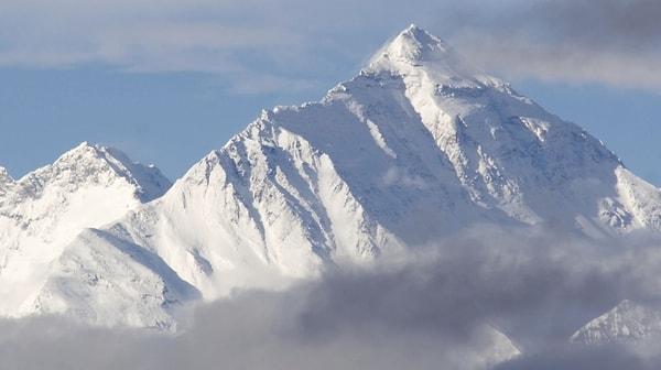 8. Geçtiğimiz yıl Nepal'de meydana gelen deprem, dünyanın en yüksek dağı olan Everest'in 2.5 cm kısalmasına sebep olmuştur.