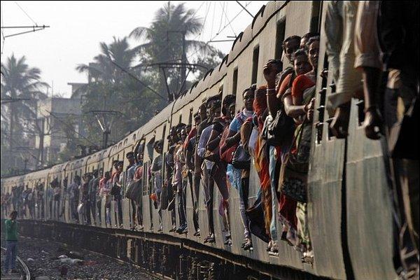 Dünyanın en büyük 4. demiryolu sistemine sahip Hindistan'da, her gün 20 milyondan fazla insan trenle seyahat ediyor.
