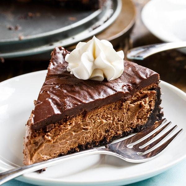 1. Çikolatalısı mı olur demeden çatal çatal yiyeceğiniz tatlı cheesecake!