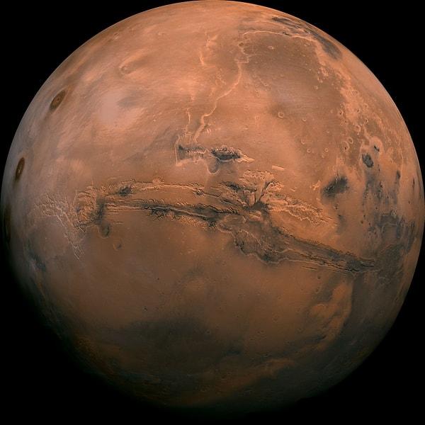 Bir zamanlar suya ve kalın bir atmosfere sahip olduğu bilinen Mars gezegeni, tam olarak az önce sözünü ettiğimiz durumdan milyarlarca yıl önce nasibini almış ve bugünkü atmosfersiz hâlini almıştır.