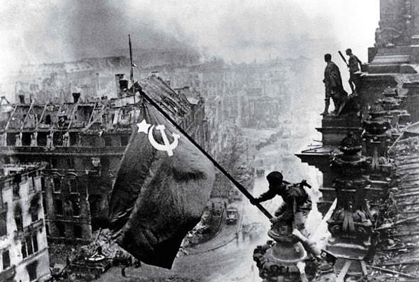35. Reichstag'da Bayrak Kaldırma - 1945