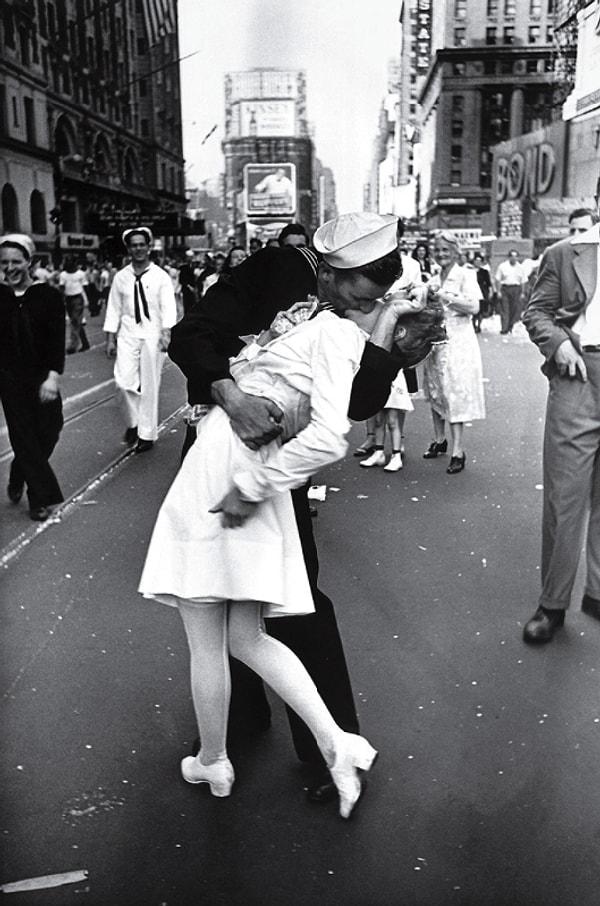 37. Times Meydanı'nda Öpücük - 1945