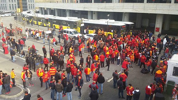 1. Deplasman yasağının kalmasının ardından maça gidecek Galatasaraylı taraftarlar TT Arena önünde buluştu.