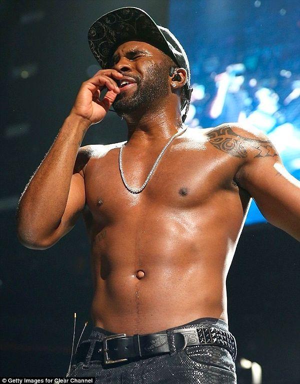 Singer-songwriter and dancer Jason Derulo also has an outside belly button but he still looks fantastic!