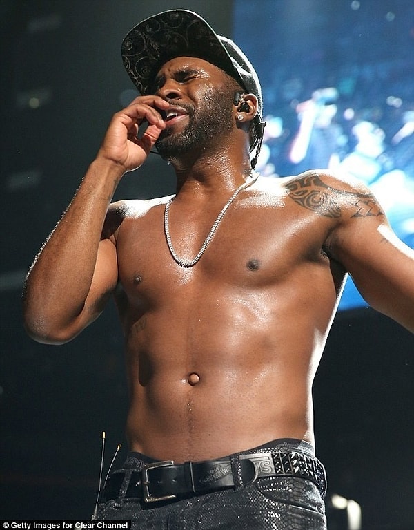 Singer-songwriter and dancer Jason Derulo also has an outside belly button but he still looks fantastic!