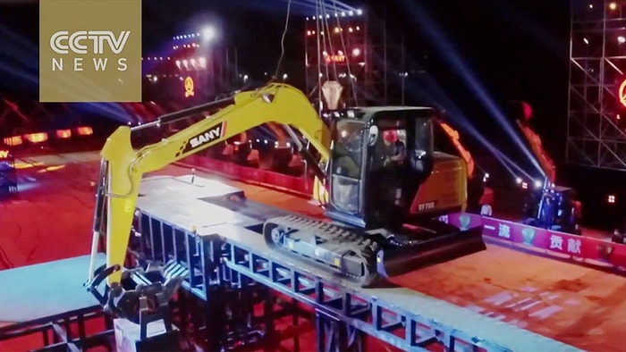 Ekskavatör ile Tek Palet Üzerinde Giden Adamdan Görülmemiş Gösteri