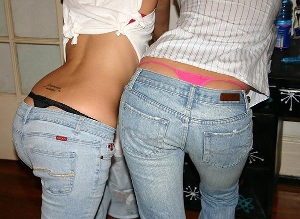 2. Стринги, торчащие из-под штанов