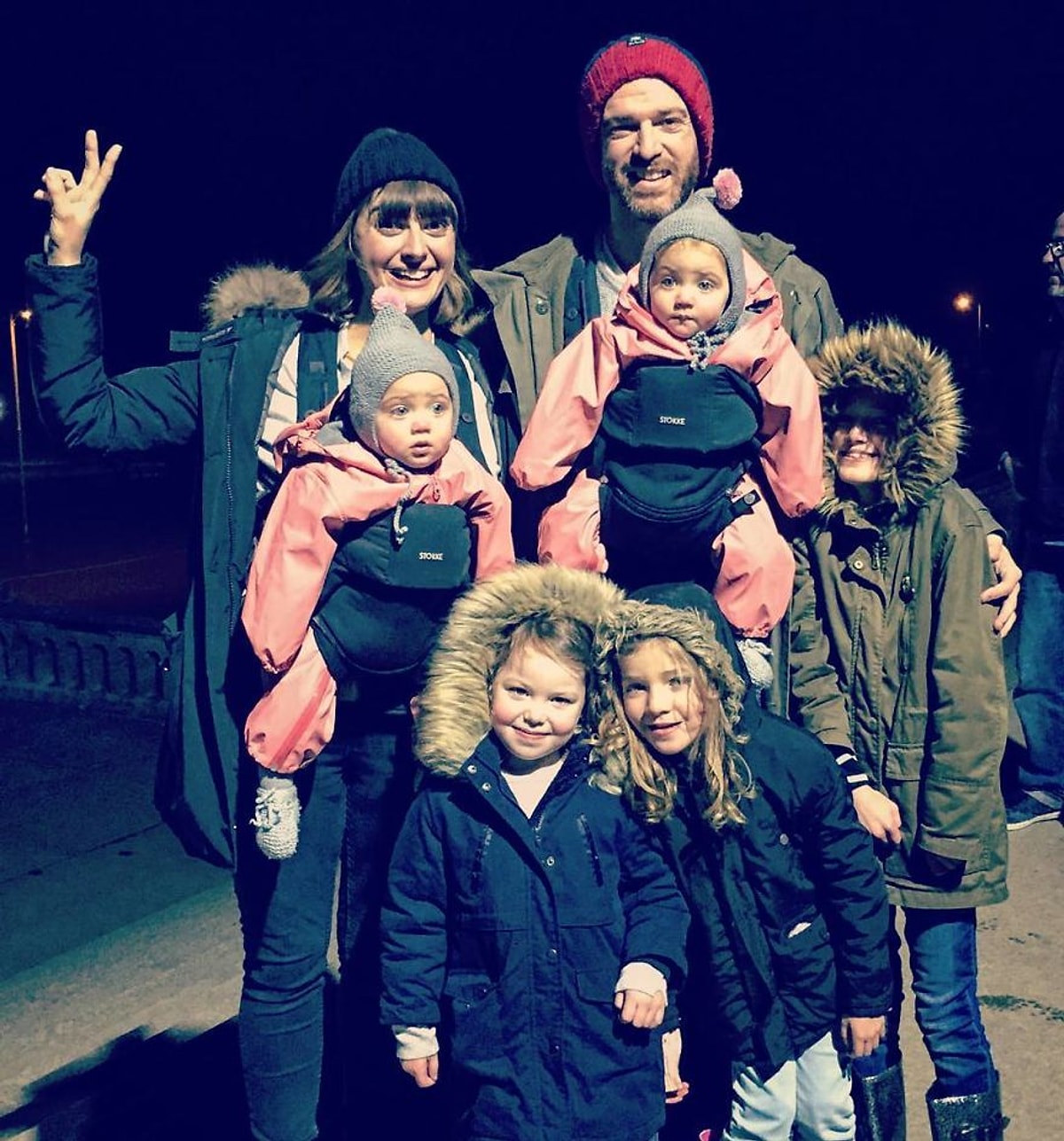 Многодетный папа. Многодетный папа с детьми. Четверо дочек фото. Многодетный отец с 4 детьми. Многодетный отец с 4 детьми.