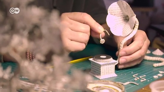 Eski Kitap Sayfalarından Muhteşem Eserler Üreten Sanatçı